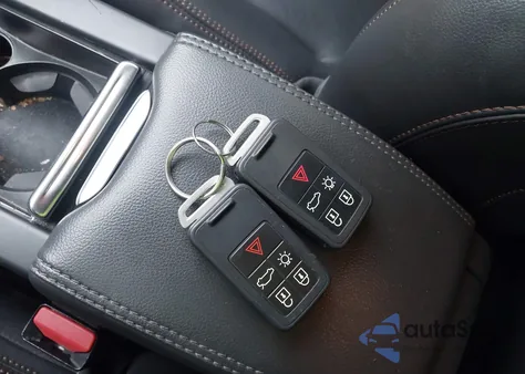 2017 Volvo Xc60 T6 Dynamic z USA, uszkodzony, nr VIN YV449MRR2H2222505